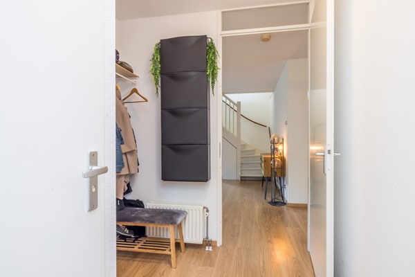 Foto - Te koop: Tussenwoning uit 2007 voorzien van een energielabel A met onder meer een ruime woon- en eetkamer, semi-open keuken, 3 slaapkamers, badkamer, carport en besloten (voor)tuin in Ransdaal